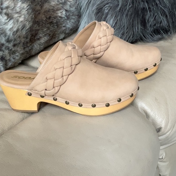 Soda clogs NWOT Nude in color size 9 - Picture 3 of 4